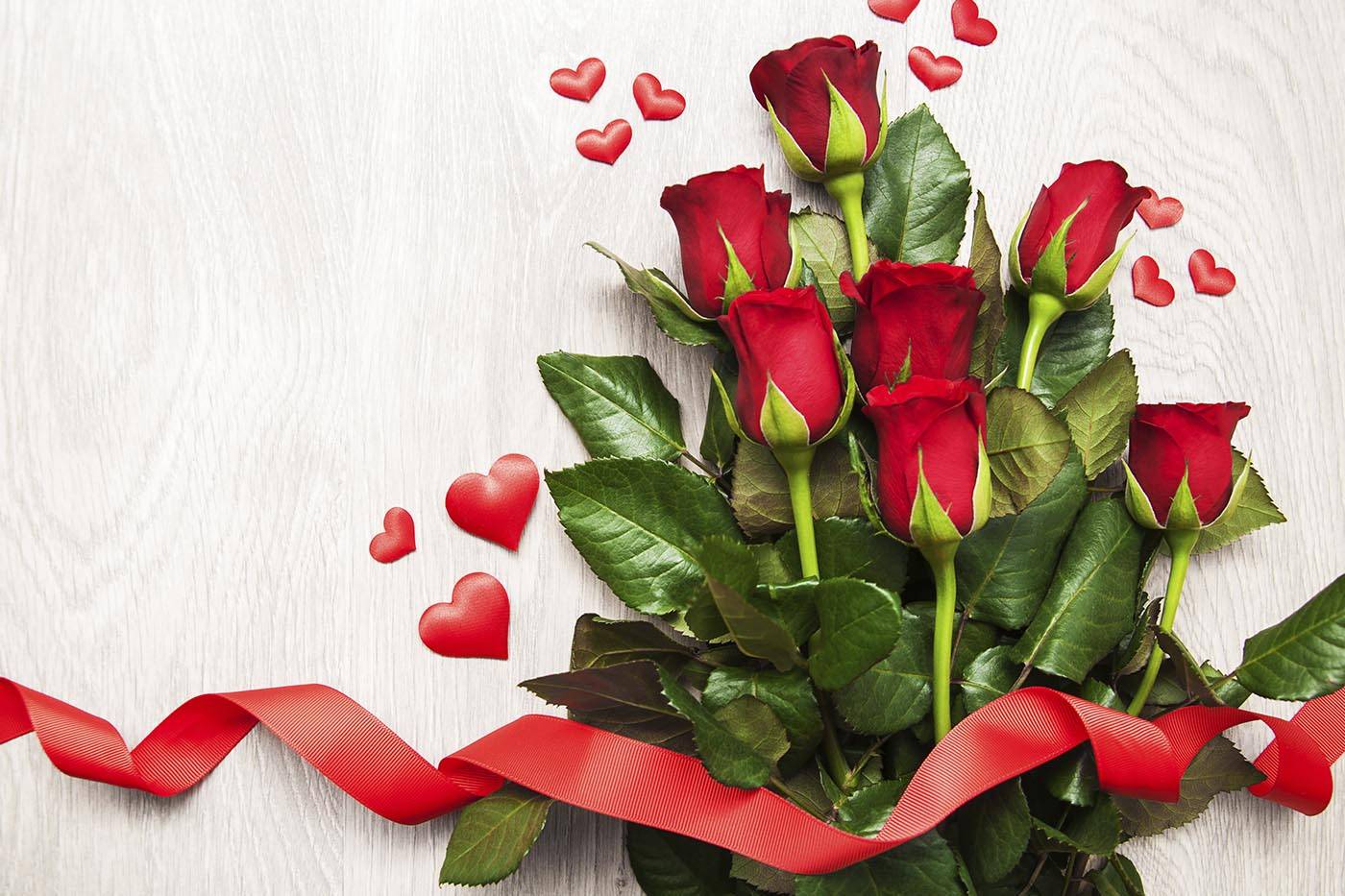 5 Mensajes Inolvidables para tu Tarjeta de San Valentín (Y las Flores que Combinan)